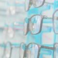 【沙利文：2024眼镜镜片制造行业白皮书独立市场研究】报告首先对眼镜镜片制造行业进行了概述，介绍了行业的基本情况、产业链结构以及主要参与者。接着，报告分析了当前眼镜镜片市场的供需状况，包括各类镜片的产量、销量、价格走势等，并对国内外市场进行了对比，揭示了不同市场的特点和差异。