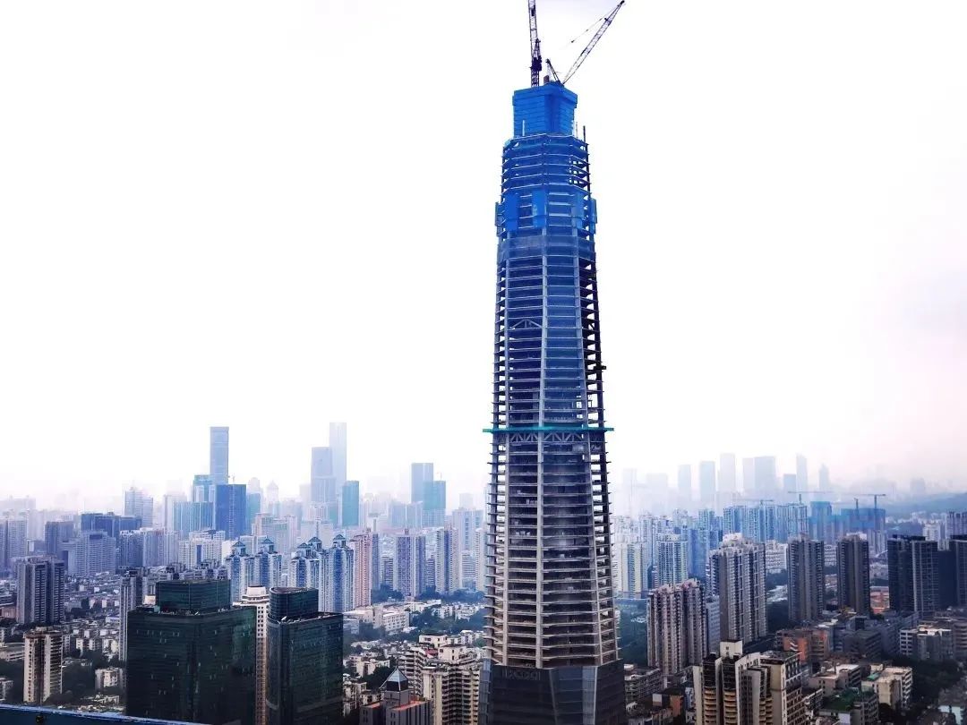 深圳在建第一高楼封顶！“空中造楼机”打造“移动建造工厂” 