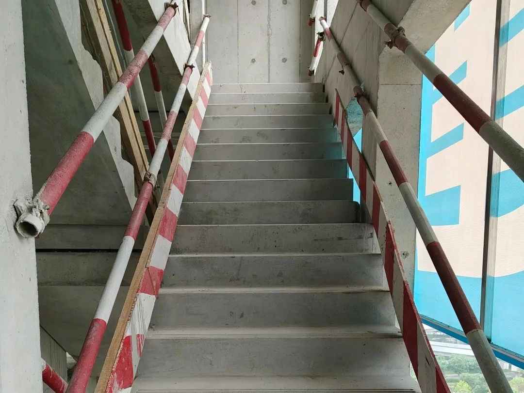 预制楼梯安装主楼采用装配式成品楼梯,可减少现浇楼梯质量通病,降低